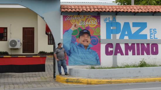 Un hombre descansa junto a una fotografía gigante del presidente Daniel Ortega en Managua, Nicaragua, el 30 de junio de 2021.