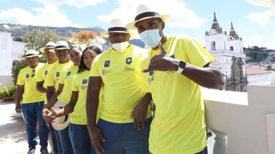 Parte de la delegación de deportistas clasificados a Tokio 2021 con los sombreros de paja toquilla que les entregaron en  el homenaje de parte del Gobierno nacional, el martes 6 de julio.