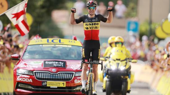 Wout Van Aert festeja su victoria en la Etapa 11 del Tour de Francia, el miércoles 7 de julio de 2021. 