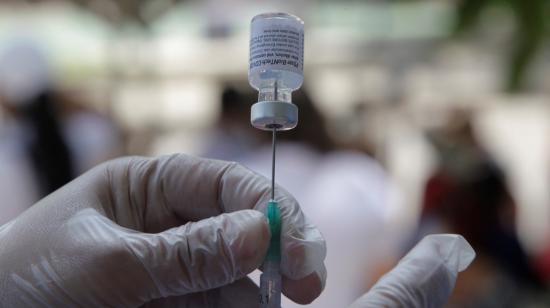 Una enfermera prepara una dosis de la vacuna de Pfizer contra el Covid-19, el 29 de octubre de 2021.