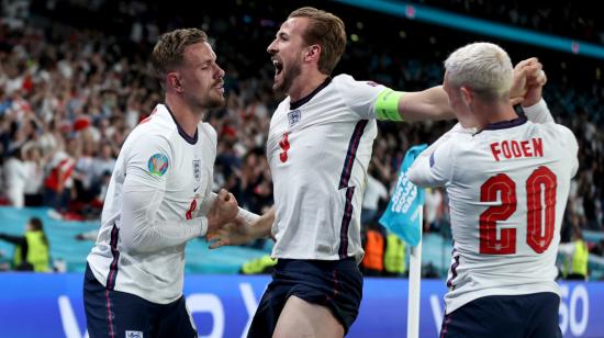 Harry Kane celebra con sus compañeros de selección el 2-1 en la semifinal de Eurocopa 2020 entre Inglaterra y Dinamarca, el miércoles 7 de julio de 2021.