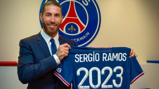 El defensa español, Sergio Ramos, con la camiseta del PSG y el número 2023 que representa el tiempo de contrato con su nuevo club.
