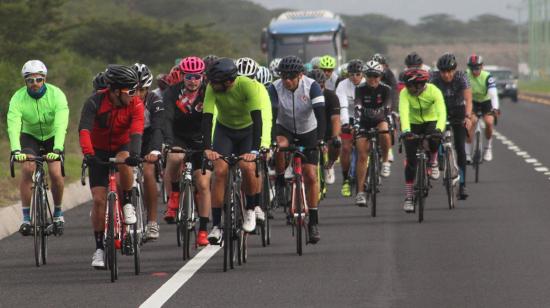 Atletas durante la competencia de ciclismo, en el Ironman Ecuador 2019, en Manta.