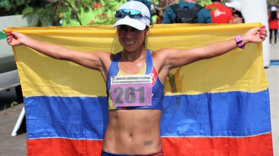 Paola Pérez con la bandera de Ecuador luego de disputar la Copa Panamericana de Marcha, en Guayaquil y ratificar su clasificación a Tokio 2021.