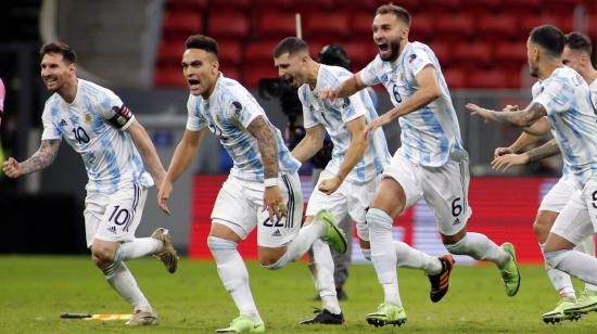 Los jugadores argentinos festejan el paso a la final de la Copa América, en Brasilia, el 6 de julio de 2021.