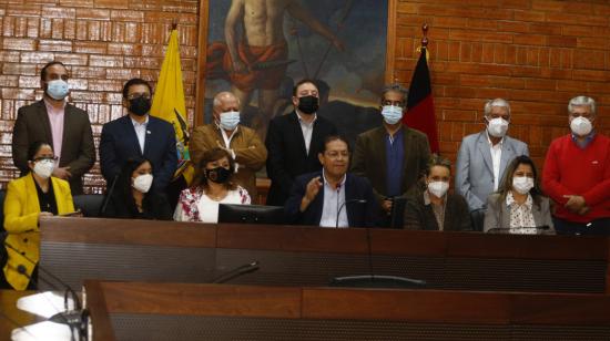 Rueda de prensa con 13 de los 14 concejales que votaron a favor de la remoción del alcalde de Quito, Jorge Yunda, durante una rueda de prensa el 8 de julio de 2021.