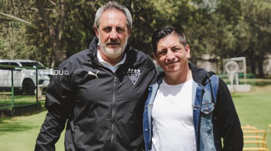 Pablo Marini posa junto a Damián Manso, en el complejo deportivo de Pomasqui, el jueves 8 de julio de 2021.