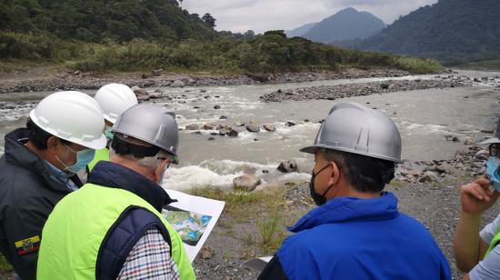 Técnicos de Celec estudian el avance de la erosión en el río Coca, en julio de 2021.