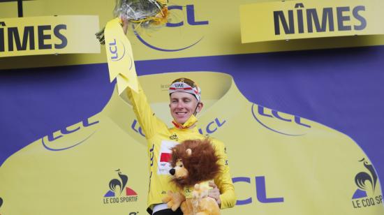 Tadej Pogacar celebra en el podio del Tour de Francia después de retener el maillot amarillo, el jueves 8 de julio de 2021.