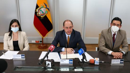 En el medio, el ministro de Producción, Julio José Prado, en una rueda de prensa sobre la reforma arancelaria, el 9 de julio de 2021.