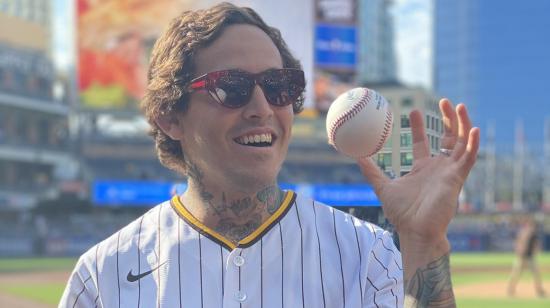 Marlon 'Chito' Vera, con una pelota de béisbol, en el partido entre los Padres de San Diego y los Nacionales de Washington, el 8 de julio de 2021.