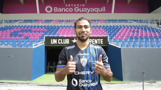 Junior Sornoza posa con la camiseta de Independiente del Valle, el viernes 9 de julio, en Sangolquí.