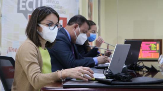 La ministra de Salud, Ximena Garzón; el presidente del COE, Juan Zapata; y la ministra de Educación, María Brown, en una rueda de prensa del COE, el 9 de julio de 2021.