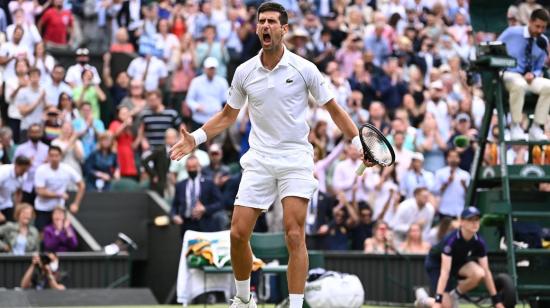 Djokovic festeja su paso a la final de Wimbledon, el viernes 9 de julio de 2021.