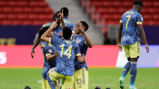 Los jugadores de Colombia festejan uno de los goles ante Perú, por la Copa América, el 9 de julio de 2021.