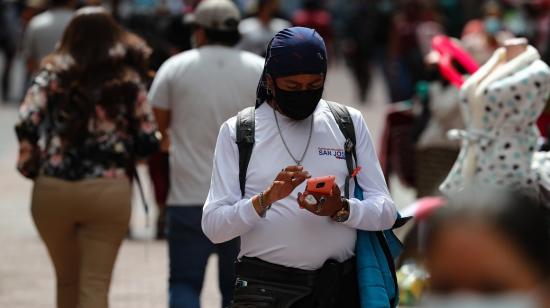 Una persona revisa su celular en las calles de Quito (Ecuador), en julio de 2021.