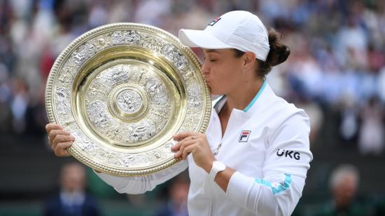 Ashleigh Barty besa el trofeo de Wimbledon conseguido el sábado 10 de julio de 2021, en Londres.