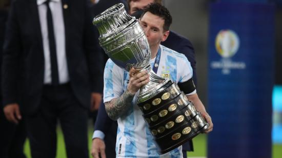 Lionel Messi besa la Copa América lograda con Argentina, el sábado 10 de julio de 2021.