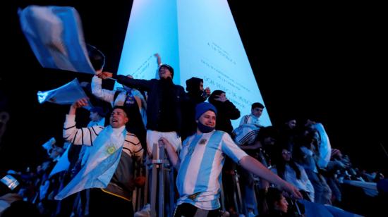 Aficionados festejan el título de Argentina por la Copa América en el Obelisco en Buenos Aires, el 10 de julio de 2021.