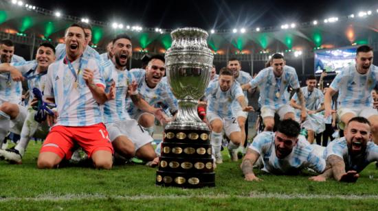 Los jugadores argentinos con el trofeo de la Copa América, el sábado 10 de julio de 2021. 