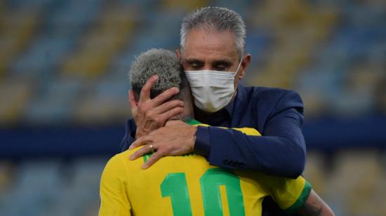 Tite abraza a Neymar después de la derrota. 