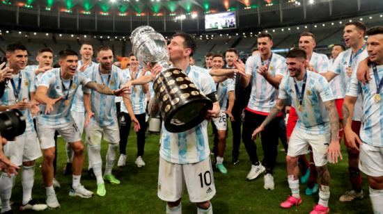 Lionel Messi besa el trofeo de la Copa América tras ganarla con Argentina, el 11 de julio de 2021. 