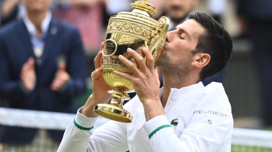 Novak Djokovic besa el trofeo de Wimbledon, el domingo 11 de julio de 2021.