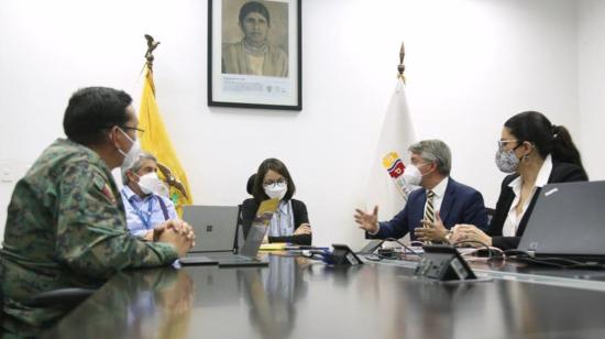 La ministra de Salud, Ximena Garzón, y el presidente del Comité Empresarial Ecuatoriano, Felipe Ribadeneira, el 30 de junio de 2021, en una reunión sobre el plan de vacunación.