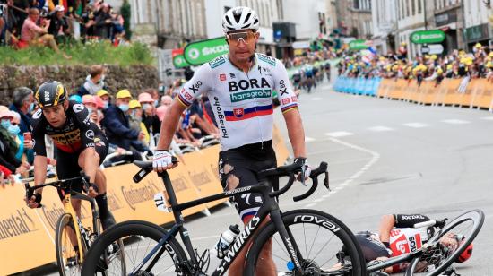 Peter Sagan, del Bora-Hansgrohe, empuja su bicicleta después de un accidente con el ciclista australiano Caleb Ewan del Lotto Soudal poco antes de la línea de meta, de la tercera etapa del Tour de Francia.