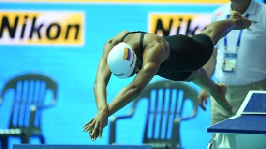 Anicka Delgado se lanza al agua en el Campeonato Mundial de Natación de Corea, en 2019.