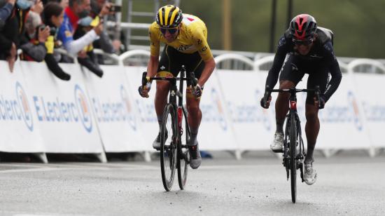 Tadej Pogacar y Richard Carapaz cruzan la meta de la Etapa 16 del Tour de Francia, el 13 de julio de 2021.