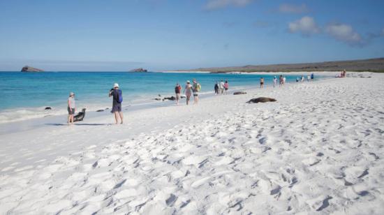 Turistas en una playa en las Islas Galápagos, el 11 de julio de 2021. 