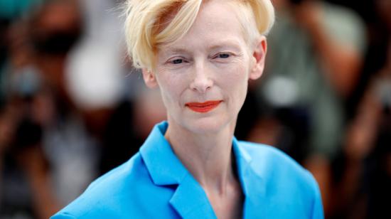 Tilda Swinton ante las cámaras del Festival de Cannes, 2021.  