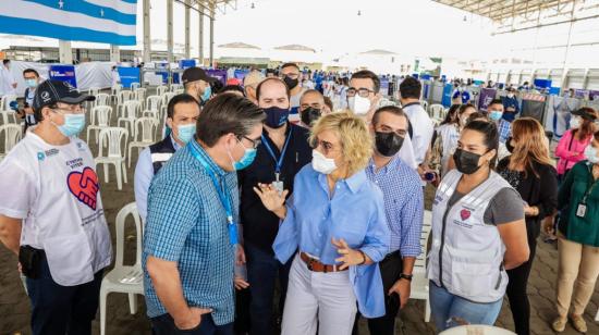 La alcaldesa de Guayaquil, Cynthia Viteri, recorrió uno de los centros de vacunación, el 19 de abril de 2021.