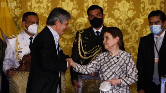 La ministra de Gobierno, Alexandra Vela, saluda al presidente Guillermo Lasso durante su posesión el 14 de julio de 2021.