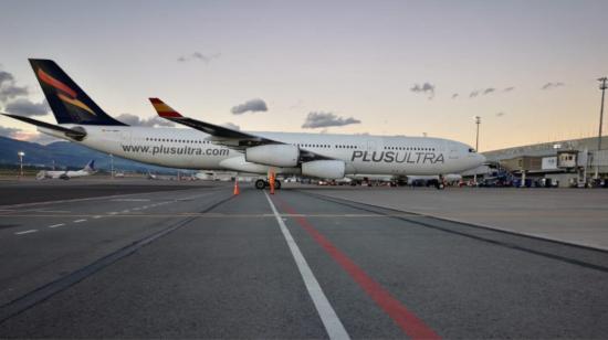 Un avión de la aerolínea Plus Ultra en el Aeropuerto Internacional Mariscal Sucre, en Quito, el 4 de julio de 2021. 
