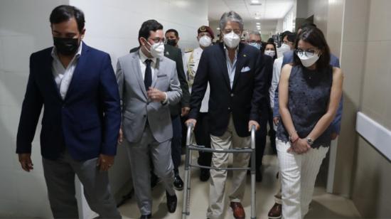 El presidente Guillermo Lasso y la ministra de Salud, Ximena Garzón, recorrieron el hospital de Portoviejo, el 14 de julio de 2021.