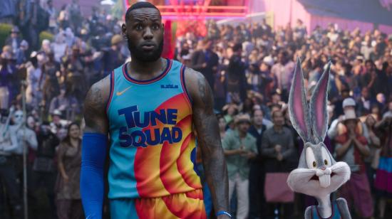 Fotografía cedida el 14 de julio de 2021, donde aparecen LeBron James junto a Bugs Bunny, durante una escena de la película Space Jam.