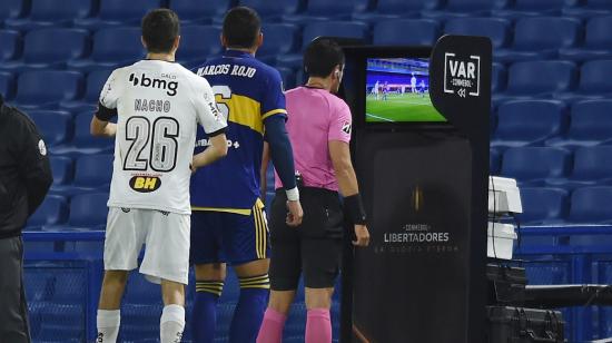 El árbitro Andrés Rojas chequea el VAR durante el partido por octavos de final de la Copa Libertadores entre Boca Juniors y Atletico Mineiro, en el Estadio La Bombonera, el 13 de julio de 2021.