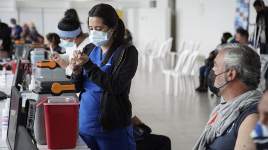 Una enfermera prepara la vacuna contra el Covid-19, el 12 de julio de 2021, en Quito.