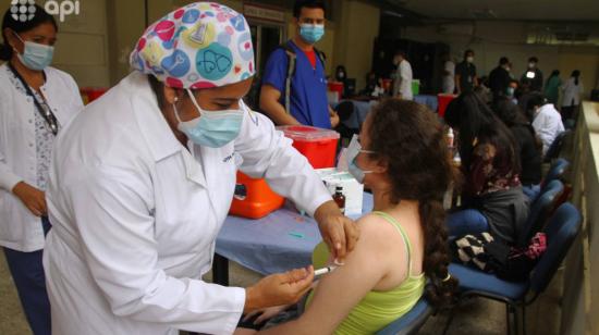 Una enfermera aplica la vacuna contra el Covid-19 a una estudiante de la Facultad de Odontología de la Universidad de Guayaquil, el 15 de julio de 2021.