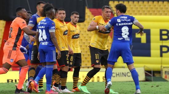 Jugadores de Emelec y Barcelona, durante el partido de la Liga Pro el 10 de julio de 2021. 