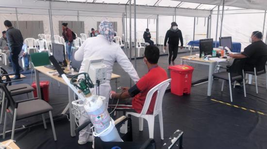 Pacientes en las carpas médicas que funcionan en el Hospital Quito Sur, el 15 de julio de 2021.