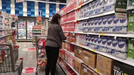 Una mujer compra leches en un supermercado en el norte de Quito, el 16 de julio de 2021. 