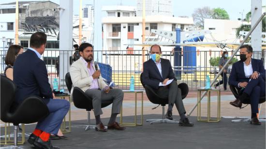 El secretario de Comunicación, Eduardo Bonilla; los ministros de Salud, Ximena Garzón; y de Producción, Julio José Prado; junto al presidente de Cervecería Nacional, José Luis González, presentaron el pasaporte de la vacunación el 16 de julio de 2021, en Guayaquil.