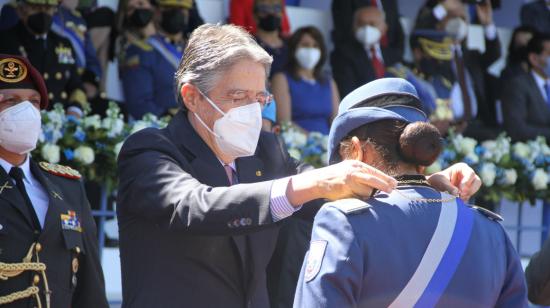 Guillermo Lasso, presidente de la República, entrega una condecoración durante una ceremonia policial, el 15 de julio de 2021.