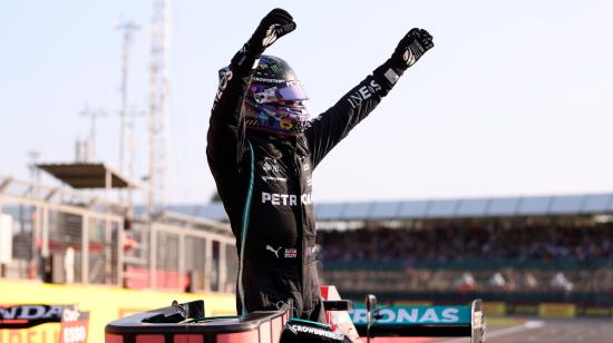 Lewis Hamilton de Mercedes-AMG Petronas festeja luego de ganar la pole position en la calificación del Gran Premio de Fórmula 1 de Gran Bretaña, el 16 de julio de 2021.