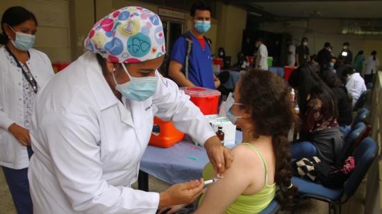 Una enfermera aplica una dosis de la vacuna contra el Covid-19, el 15 de julio de 2021 en Guayaquil.