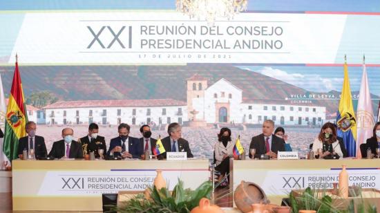 El presidente Guillermo Lasso junto al mandatario colombiano, Iván Duque, en la sesión de la CAN en Bogotá, el 17 de julio de 2021.