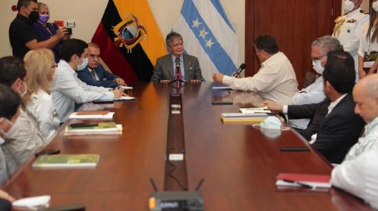 El presidente Guillermo Lasso (centro) se reunió con representantes del clúster bananero en Guayaquil, el 16 de julio de 2021.